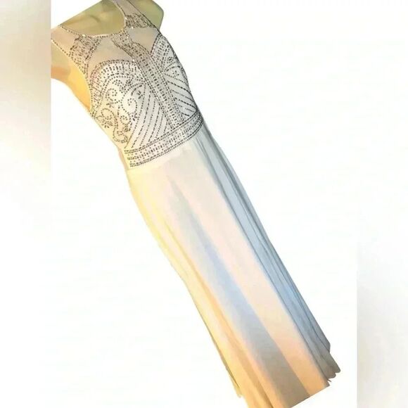 Glamorous Gown perfect for PROM - Picture 6 of 10